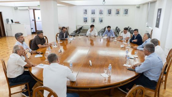 El gobernador Alfredo Cornejo y los intendentes en la Casa de Gobierno. | Foto: Gobierno de Mendoza.