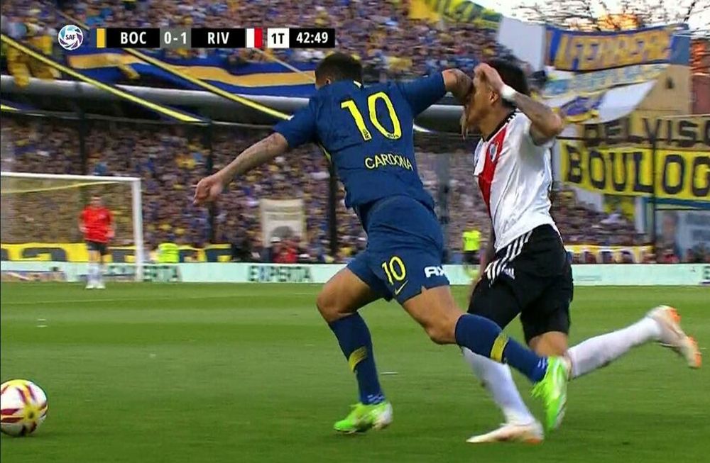 El terrible codazo de Cardona que Vigliano sancionó con amarilla