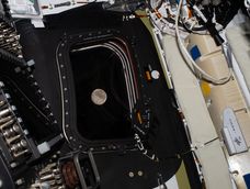 Antes de irse a dormir en el quinto día de vuelo, la tripulación de Artemis II tomó una última foto de la Luna, mientras se acercaba por la ventana de la nave espacial Orión