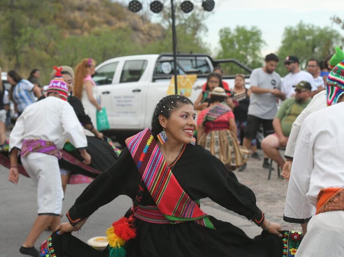 Entre colores y bailes, los espectadores de los cerros pasaron un entretenida tarde en la previa a la Fiesta Nacional de la Vendimia. - Ignacio Blanco / Los Andes