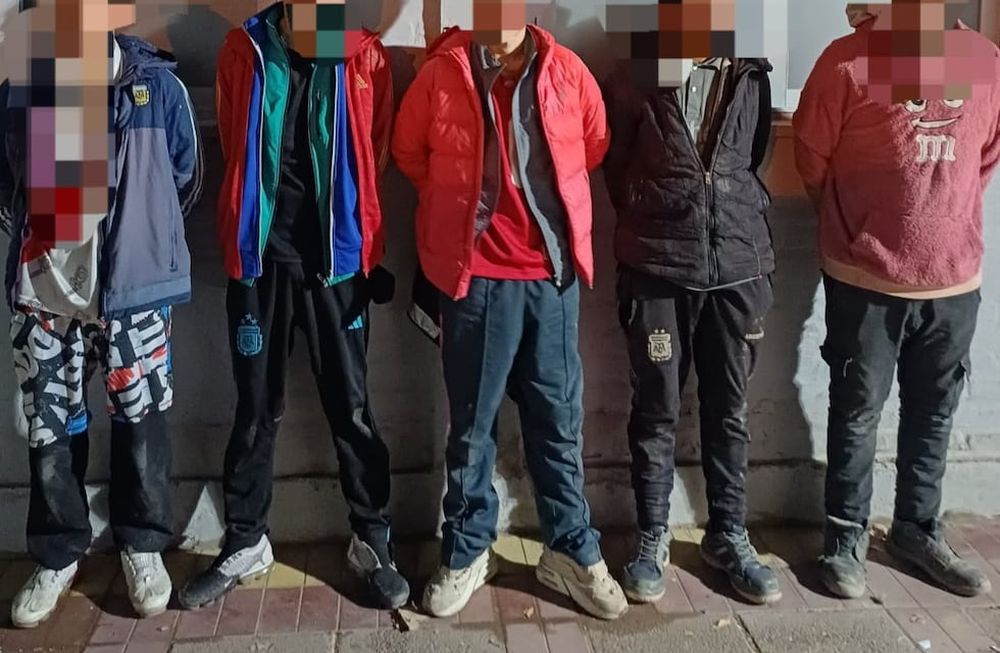 Los sujetos detenidos que robaron un auto en Guaymallén. Gentileza Ministerio de Seguridad.