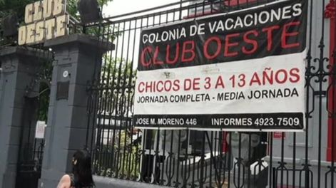 Una mujer fingió ser familiar de un niño y se lo llevó de una escuela de verano: la detuvieron y rescataron al menor