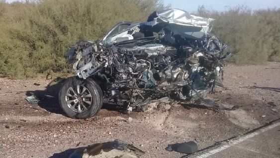 La Amarok quedó destrozada y con su conductor fallecido en el interior tras el tremendo choque en Santa Rosa. | Foto: Prensa Ministerio de Seguridad