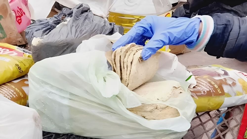 Detuvieron a un vendedor ambulante por hacer milanesas con papel higiénico en Santiago del Estero