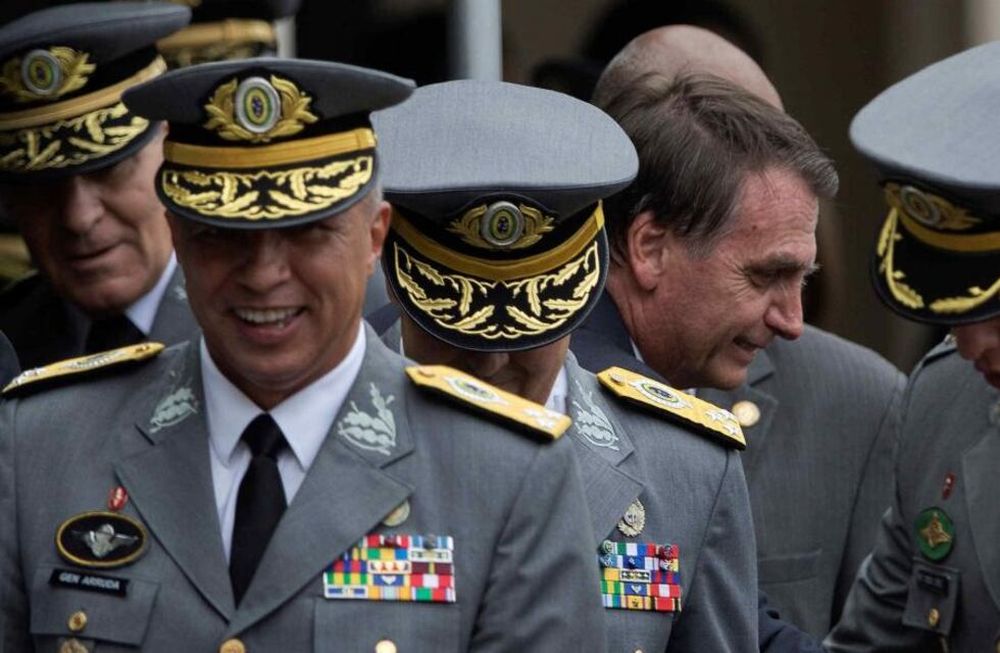 En su mundo. Jair Bolsonaro, en el acto de graduación de la Academia Militar de las Agujas Negras, en las que se formó y se recibió en 1977. (AP)