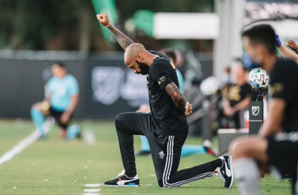 Thierry Henry se mantuvo arrodillado 8 minutos y 46 segundos, en homenaje a George Floyd y en repudio al racismo el año pasado. Hoy, cerró sus redes sociales. / Gentileza.