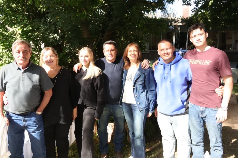 Jorge Miliotti junto a su familia, gran sostén en una tarde de celebración y reconocimientos.