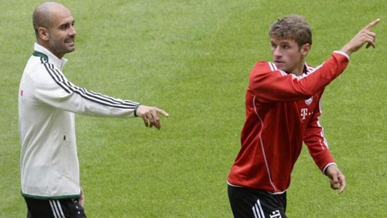 Video: Pep Guardiola zamarreó a Müller en la práctica del Bayern