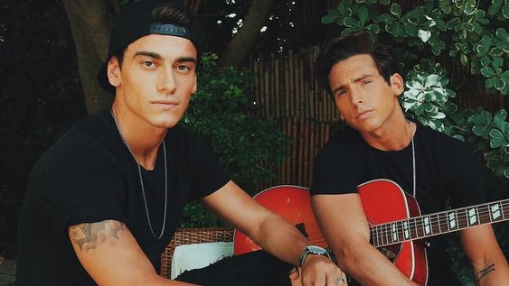 La dupla se conoció en el rodaje de Aliados, comenzaron su proyecto musical en 2017 y hoy recaudan más de 2 millones de suscriptores en su canal.