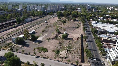 Terreno del ferrocarril ubicado entre las calles Godoy Cruz, Suipacha, Perú y Belgrano.&nbsp;