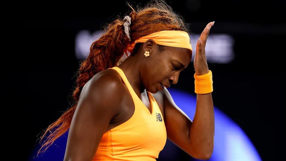 Frustrada, Coco Gauff rompe su raqueta por la derrota en 59 minutos en los cuartos de final del Abierto de Australia.