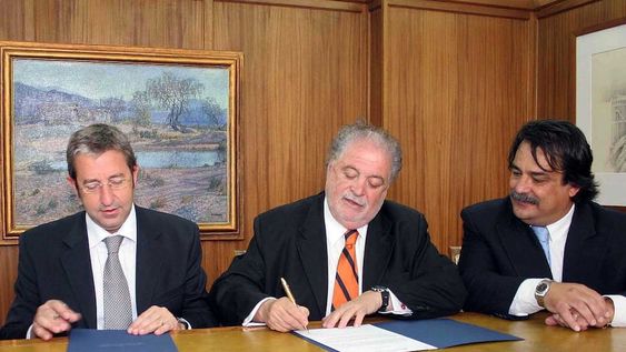El ex gobernador, Julio Cobos; el ex ministro de Salud de la Nación, Ginés González García; y el ex titular de la cartera de Salud de Mendoza, Armando Calletti, en un acto en Casa de Gobierno en 2007.  Archivo / Los Andes