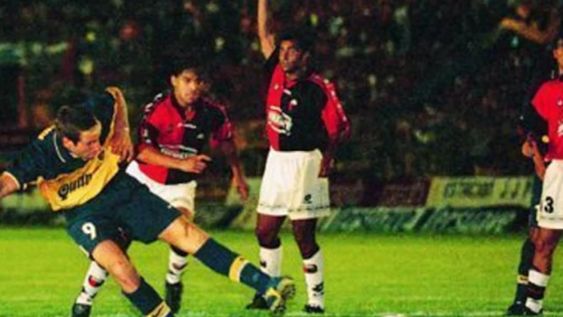 Martín Palermo convirtió su gol número 100 el 13 de noviembre de 1999 en Santa Fe y minutos antes se había cortado los ligamentos. / Gentileza.
