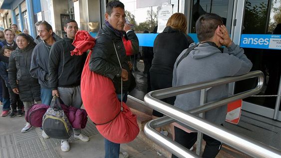 Varias personas acudieron a las oficinas de Anses con mantas o bolsas de dormir, desde el domingo a la noche, para asegurarse la inscripción para el refuerzo alimentario el primer día. Foto: Orlando Pelichotti / Los Andes