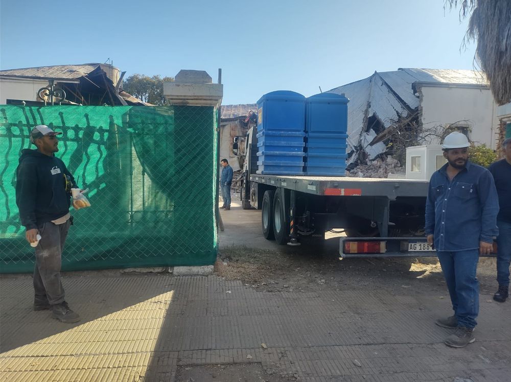 Comenzó la demolición de un histórico edificio en San Martín para construir un nuevo complejo policial. (Los Andes)