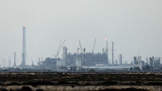 medio oriente: iran ataco la mayor terminal de gas del mundo y genero graves incendios