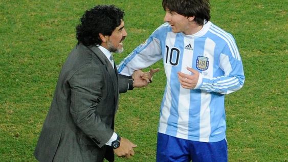 Diego Maradona y Lionel Messi tienen la intersección principal del pueblo.