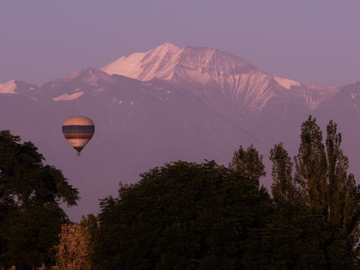 La dirección de vuelo está determinada por el viento predominante ese día, por lo que no hay una ruta fija. Por eso cuentan con varios puntos de aterrizaje. Foto: Ignacio Blanco / Los Andes