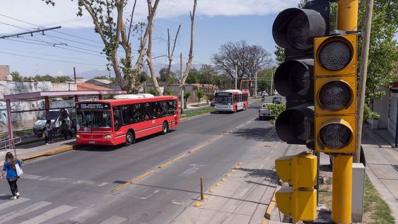 La arteria es una de las más transitadas del departamento. Allí confluyen el carril para el metrobus, una ciclovía y carriles para vehículos particulares. Foto: Claudio Gutiérrez / Los Andes