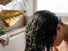 enjuagar el pelo con te frio de romero despues del shampoo: para que sirve y cuantas veces repetirlo por semana