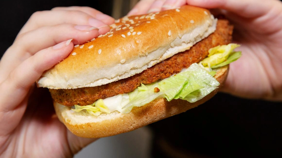 La receta de esta hamburguesa similar a la de la cadena de comidas te cambiará la vida.