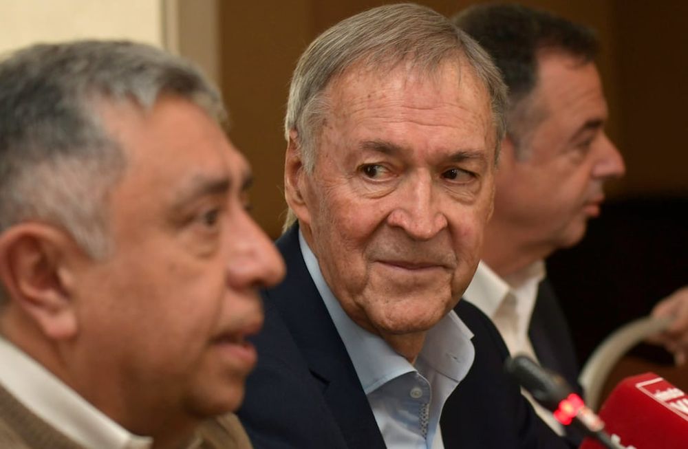 El gobernador de Córdoba Juan Schiaretti junto a los candidatos que no llegaron. Foto: Orlando Pelichotti