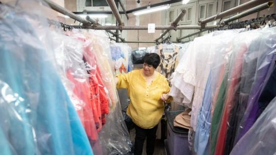 Inauguraron el uso de un sistema informático para gestionar 40.000 prendas del patrimonio de vestuario de Vendimia. Se hará en el Espacio Integral de Vestuario de Vendimia presentado ayer. Se apunta a la optimización del registro, trazabilidad y la puesta en valor de este valioso bien cultural. Es una réplica de la estrategia que se usó en el teatro San Martín de Buenos Aires.