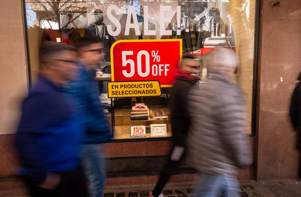 Los comercios del centro ofrecen descuentos para intentar que repunten unas ventas que vienen con una caída interanual que roza el 10%. Foto: Ignacio Blanco / Los Andes
