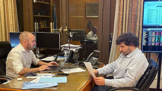 Martín Guzmán en su despacho del Ministerio de Economía junto a Sergio Chodos, director por el Cono Sur ante el Fondo Monetario Internacional.