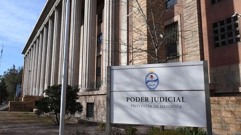 Los Andes | Un grupo de abogados enojados con la Justicia y con el Colegio, convocan a manifestarse en la fachada del edificio del Poder Judicial, sobre calle Patricias Mendocinas.
