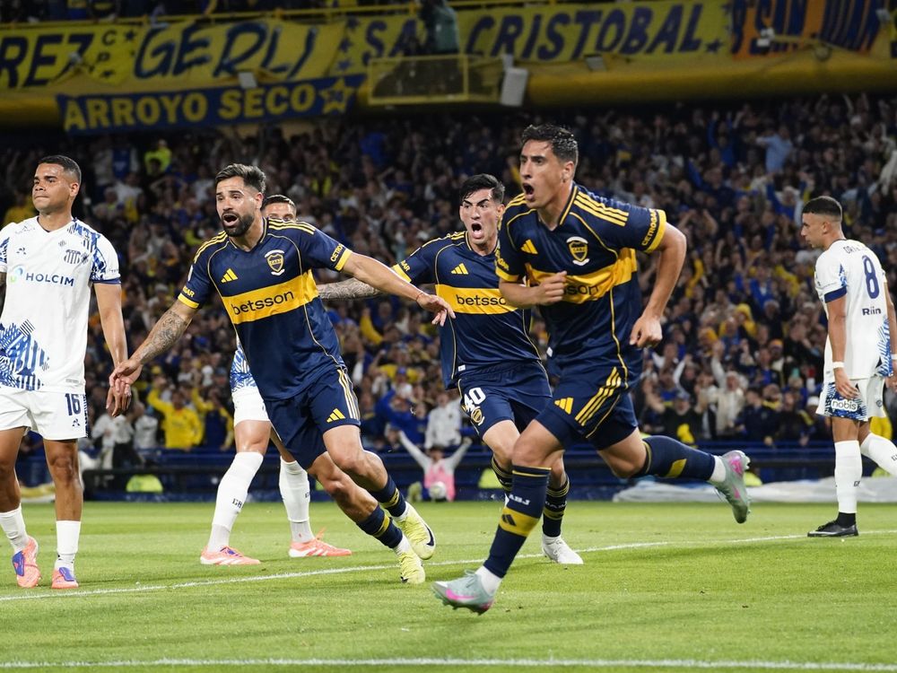 Miguel Merentiel inicia la loca carrera del festejo por el primer gol, ese que marcó el camino a la quinta victoria consecutiva de Boca. 