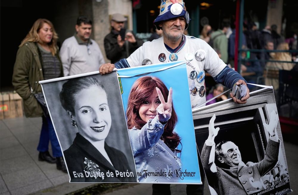 Peronismo. Un vendedor con imágenes de Evita, de Cristina kirchner y de Perón, durante las manifestaciones de apoyo a la vicepresidenta en su domicilio del barrio porteño de Recoleta, antes del intento de magnicidio. (AP)