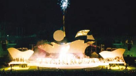 Acto central. Unas 20.000 personas disfrutaron de un espectáculo distinto en el Malvinas, donde faltó el color del teatro griego.