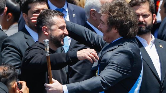 El presidente electo de Argentina Javier Milei (der.) saluda al presidente de Ucrania, Volodímir Zelenski, luego de juramentar como nuevo presidente en el Congreso de la Nación en Buenos Aires (Argentina). Foto: EFE/ Juan Ignacio Roncoroni
