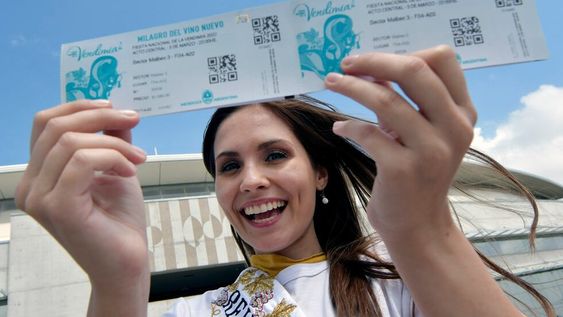 Julieta Lonigro (22), reina de la Vendimia “no oficial” de Guaymallén, compró 4 entradas para la noche del Acto Central en el Frank Romero Day. Foto: Orlando Pelichotti / Los Andes
