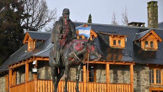 El centro cívico de Bariloche con el monumento a Roca, que retirarán pronto. Fue vandalizado en varias ocasiones. (Gentileza / Diario Río Negro)