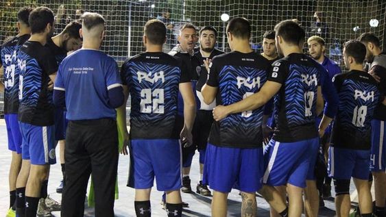 Feddy Zanona, técnico del Tomba, da indicaciones a sus dirigidos que sumaron en la séptima fecha escalando al primer puesto de manera provisoria./Gentileza de Revista SportKids