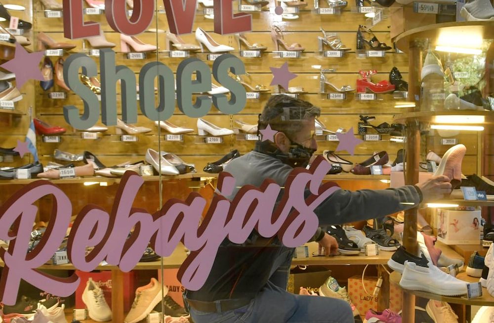 De acuerdo al Ministerio de Trabajo de la Nación, los empleados del sector comercial de la provincia ganan $1.613 por debajo del promedio de todas las actividades. / Orlando Pelichotti