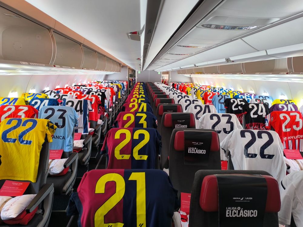 Iberia transmitió El Clásico español en pleno vuelo y sorprendió a los pasajeros con camisetas y premios