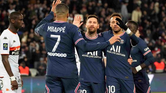 Con tres goles de Neymar, igual cantidad de Mbappé y tres asistencias de Messi, el PSG goleó 6-1 a Clermont. (AP)