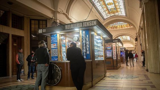 Los paseos repletos de vidrieras y hasta cines fueron mutando. Algunas se adaptaron a “nichos” del mercado, como el pasaje San Martín. Foto: Ignacio Blanco / Los Andes