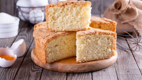Receta de bizcochuelo fácil y rápido para acomáñar los mates de domingo.