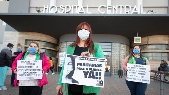Profesionales se manifestarán todos los martes, de 10.45 a 11, en las explanadas de los hospitales. Usarán crespones negros “para expresar que la salud está de luto”. / Ignacio Blanco