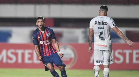 Ángel Romero festeja el gol a Santos. Fue el descuento. Pero, el conjunto brasilero lo liquidó. / Gentileza.