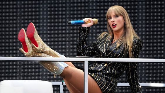 ARCHIVO - Taylor Swift se presenta en el estadio de Wembley como parte de su gira Eras el viernes 21 de junio de 2024 en Londres.(Foto Scott A Garfitt/Invision/AP, archivo)