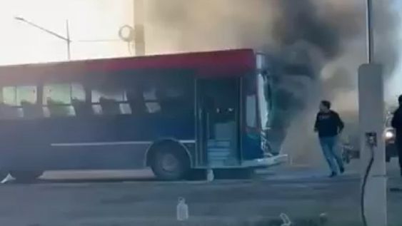 Se incendió en La Paz un colectivo que llevaba alumnos y docentes