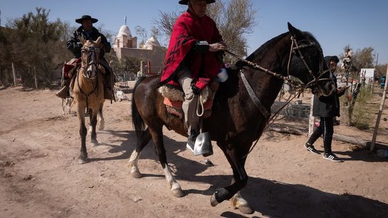 Entre el fervor religioso de unos y la pasión folclórica de otros, transcurrirá el festejo que oficialmente comenzó la madrugada del viernes. Foto: Ignacio Blanco / Los Andes