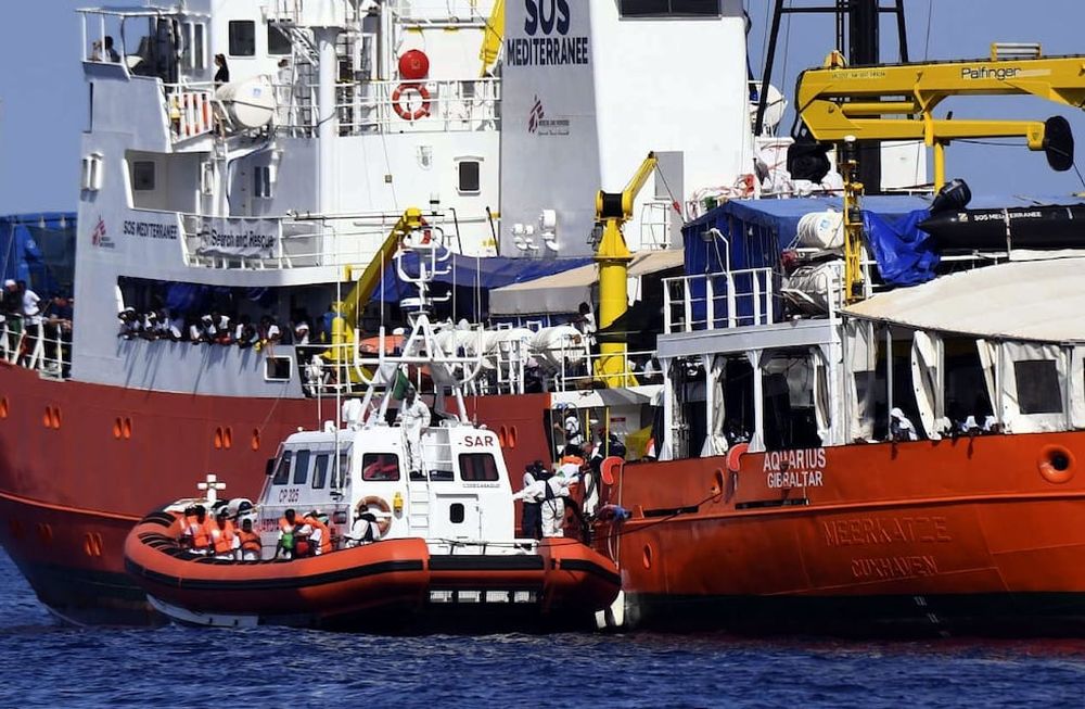 Italia rechaza barcos con migrantes; España y Francia los reciben
