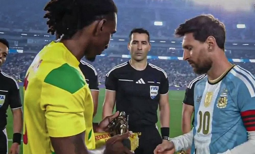 Lionel Messi recibió de Sessi D’Almeida, capitán de Benín, una estatuilla que representa a las históricas Amazonas de Dahomey.