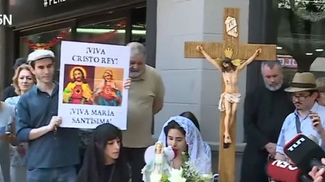 Los Andes | Contundente protesta de católicos frente al estudio de “Olga” por el polémico pesebre viviente.